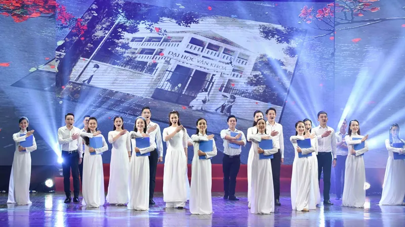 Ca khúc "Bài ca về mái trường" của nhạc sĩ Nguyễn Ngọc Thịnh mở màn buổi lễ trao giải 