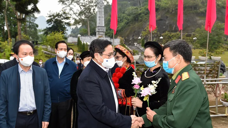 Thủ tướng Phạm Minh Chính dự Ngày hội Đại đoàn kết toàn dân tộc liên khu dân cư Pác Bó, Nặm Lìn, Nà Lẹng, xã Trường Hà, huyện Hà Quảng, tỉnh Cao Bằng. Ảnh: VGP