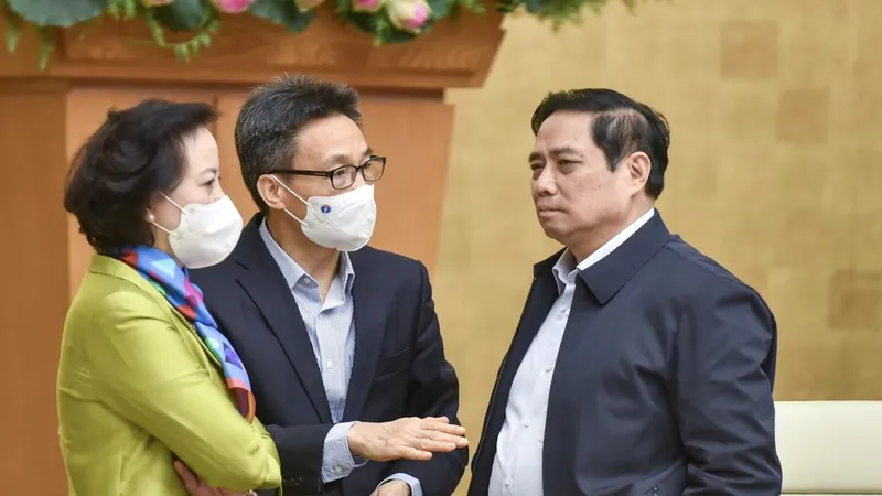 Thủ tướng Phạm Minh Chính trao đổi với các thành viên Chính phủ. Ảnh: VIẾT CHUNG