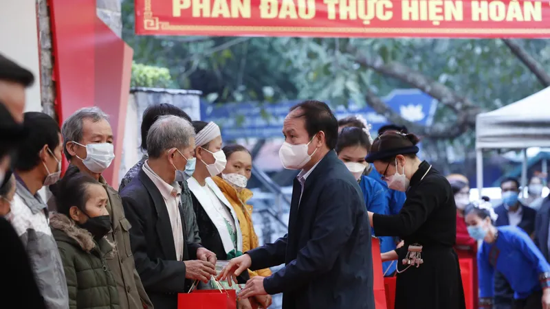 Đại diện Ủy ban Trung ương MTTQ Việt Nam tặng quà cho đối tượng khó khăn