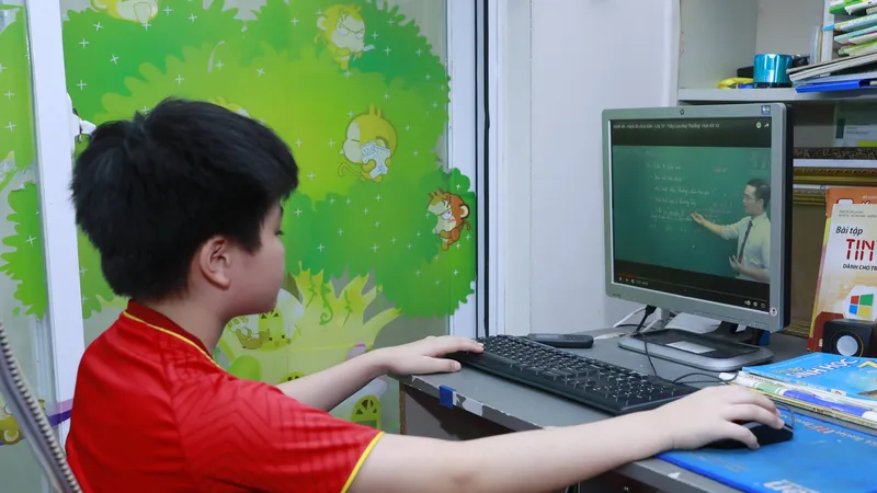 Học sinh nhiều nơi vẫn phải học trực tuyến