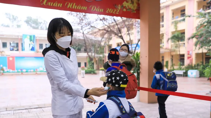 Học sinh quay lại trường trong điều kiện dịch vẫn phức tạp. Ảnh: QUANG PHÚC