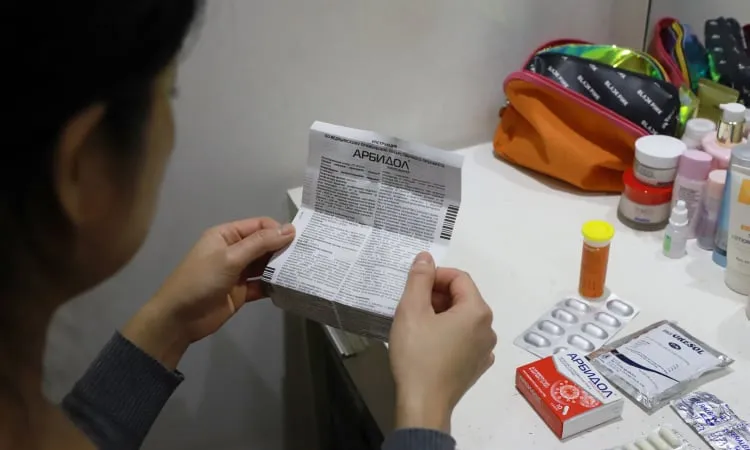 Nhiều người dân loay hoay mua thuốc điều trị Covid-19. Ảnh: QUANG PHÚC