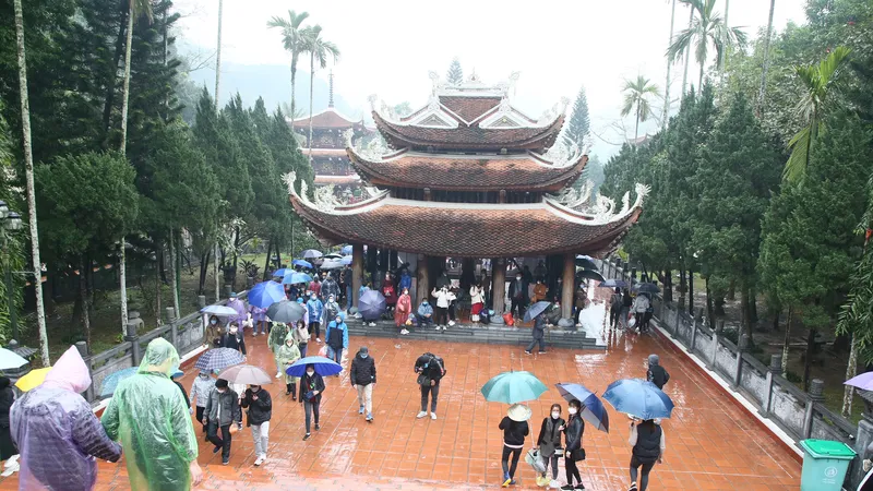 Du khách ở chùa Hương (Hà Nội). Ảnh: VIẾT CHUNG