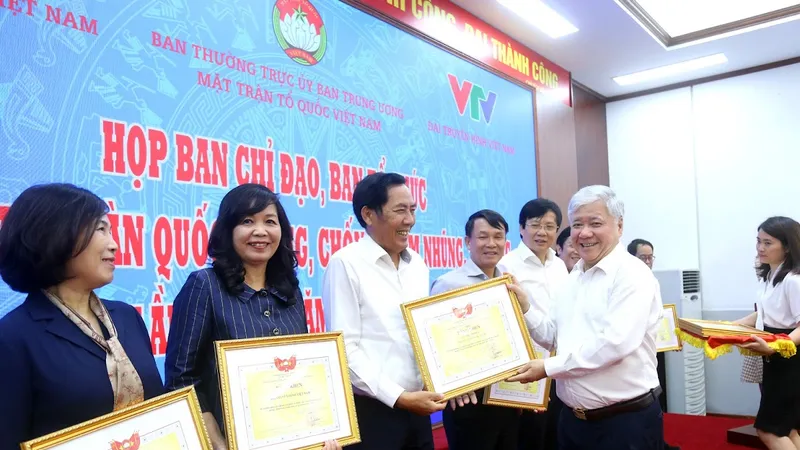  Các tập thể, cá nhân nhận bằng khen vì thành tích tham gia giải báo chí về đấu tranh phòng chống tham nhũng ​