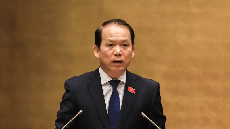 Chủ nhiệm Ủy ban Pháp luật của Quốc hội Hoàng Thanh Tùng trình bày báo cáo thẩm tra. ẢNH: VIẾT CHUNG 