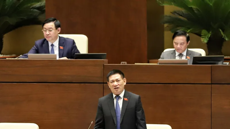 Bộ trưởng Bộ Tài chính Hồ Đức Phớc trả lời chất vấn sáng 8-6. Ảnh: QUANG PHÚC