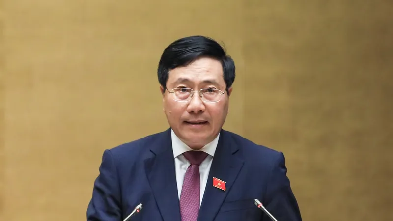 Phó Thủ tướng Thường trực Chính phủ Phạm Bình Minh làm rõ các vấn đề liên quan và trả lời chất vấn của đại biểu Quốc hội, chiều 9-6. Ảnh: QUANG PHÚC