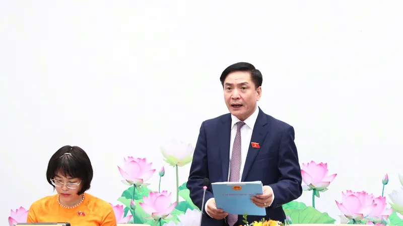 Tổng Thư ký Quốc hội, Chủ nhiệm Văn phòng Quốc hội Bùi Văn Cường phát biểu tại cuộc họp báo. ẢNH: QUANG PHÚC 