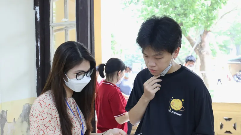 Thí sinh làm thủ tục dự thi tốt nghiệp THPT 2022. Ảnh: QUANG PHÚC