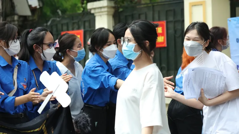 Thí sinh hoàn thành môn thi Ngữ văn sáng 7-7 tại điểm thi Trường THPT Việt Đức, quận Hoàn Kiếm, Hà Nội. Ảnh: VIẾT CHUNG