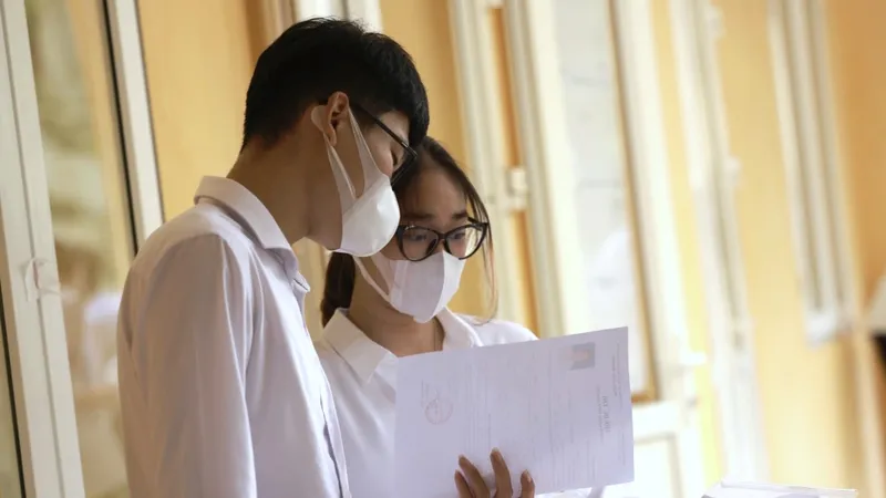Nhiều phụ huynh sát sao với con trong kỳ thi. ẢNH: QUANG PHÚC