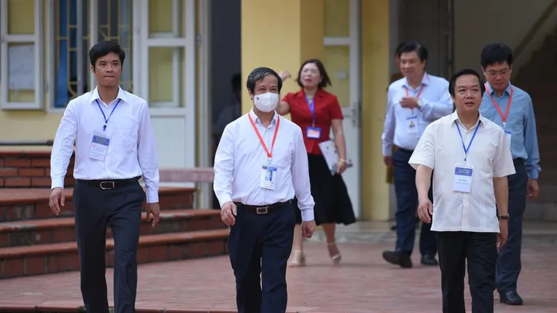 Thí sinh dự thi môn tổ hợp tại điểm thi trường THPT Nguyễn Tất Thành, quận Cầu Giấy, Hà Nội, sáng 8-7. ẢNH: QUANG PHÚC