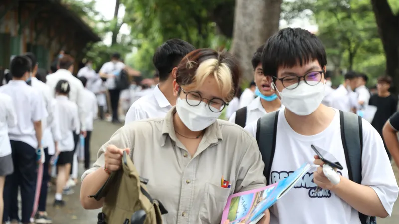 Thí sinh đến dự thi môn cuối cùng. Ảnh: QUANG PHÚC