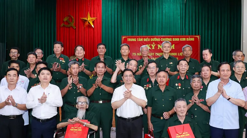 Thủ tướng Phạm Minh Chính thăm, tặng quà cho thương binh, bệnh binh tại Trung tâm điều dưỡng thương binh Kim Bảng, tỉnh Hà Nam, chiều 19-7. Ảnh: VIẾT CHUNG