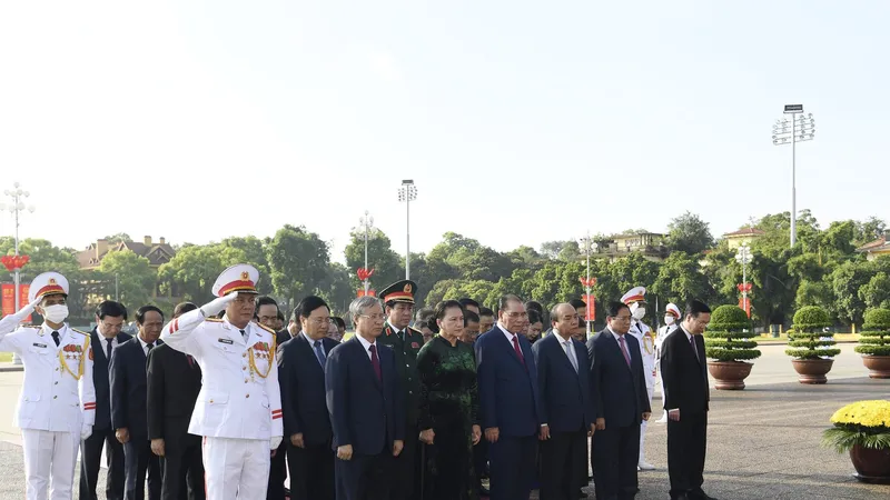 Lãnh đạo Đảng, Nhà nước tưởng niệm các Anh hùng liệt sĩ. ẢNH: VIẾT CHUNG