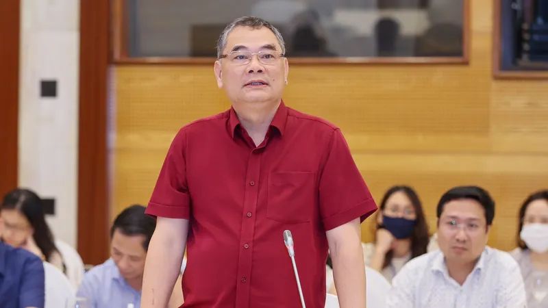 Trung tướng Tô Ân Xô trả lời báo chí. Ảnh: VIẾT CHUNG