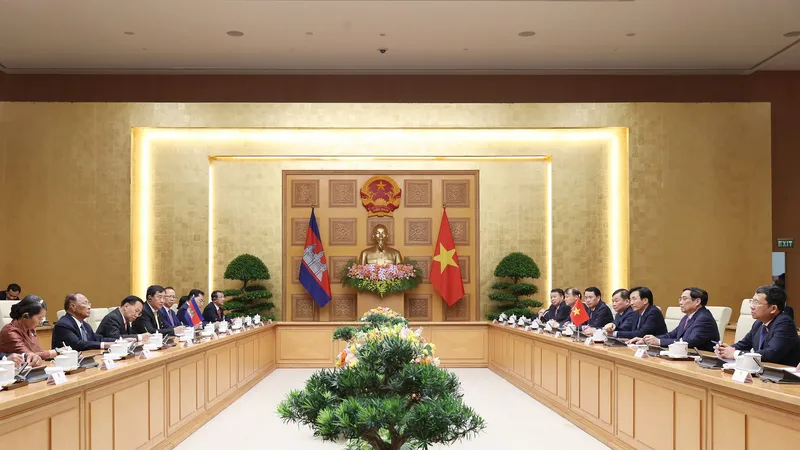 Thủ tướng Phạm Minh Chính tiếp Chủ tịch Quốc hội Vương quốc Campuchia Samdech Heng Samrin đang thăm chính thức Việt Nam, chiều 13-9. Ảnh: VIẾT CHUNG