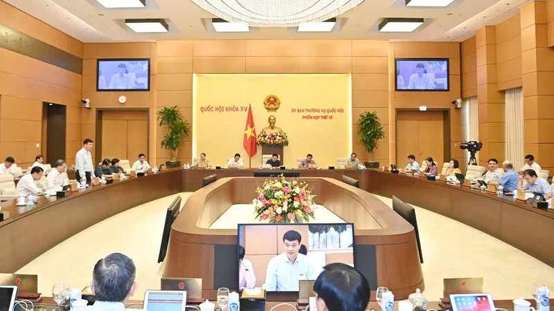 Chủ tịch Quốc hội Vương Đình Huệ phát biểu bế mạc Phiên họp thứ 15 của Uỷ ban Thường vụ Quốc hội, chiều 15-9. Ảnh: VIẾT CHUNG