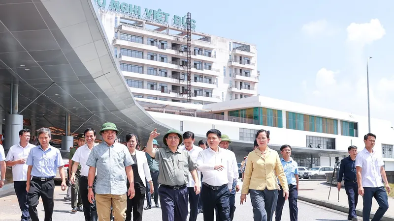 Thủ tướng Phạm Minh Chính và đoàn công tác đã đi khảo sát hiện trường cơ sở bệnh viện. Ảnh: VIẾT CHUNG