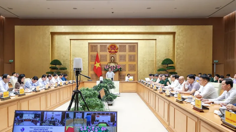 Thủ tướng đã triệu tập cuộc họp khẩn với các bộ ngành, địa phương để ứng phó bão số 4. Ảnh: VIẾT CHUNG