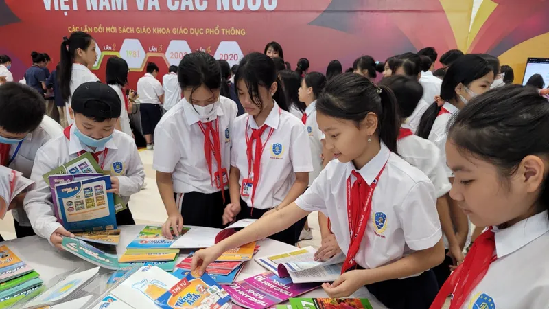 Bộ GD-ĐT: Sẽ bảo đảm sách giáo khoa tinh giản tối đa kênh chữ, kênh hình