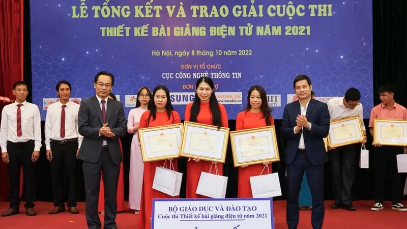 Ban tổ chức trao giải nhất cuộc thi thiết kế bài giảng điện tử năm 2021