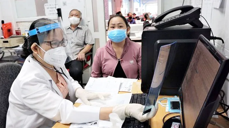 Nhiều cán bộ ngành y tế xin nghỉ việc: Có phải là yếu tố “bất ổn xã hội”?