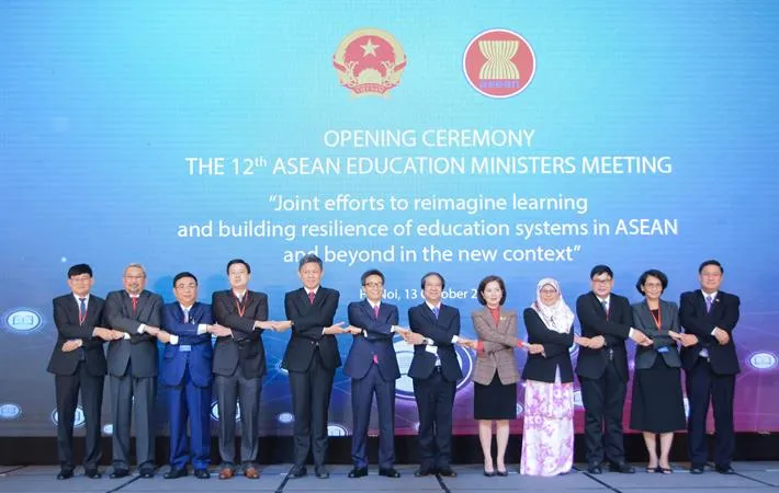 Phó Thủ tướng Chính phủ Vũ Đức Đam và các bộ trưởng, phụ trách giáo dục 10 nước ASEAN chụp ảnh lưu niệm 