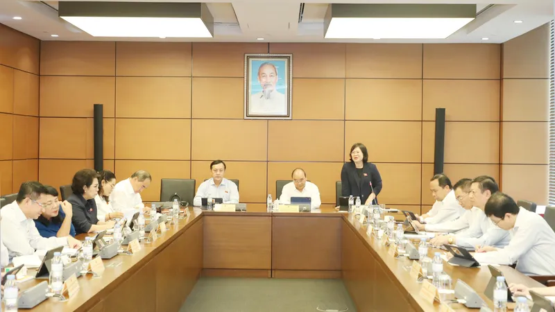 Đoàn TPHCM thảo luận tại tổ chiều 24-10. Ảnh: QUANG PHÚC