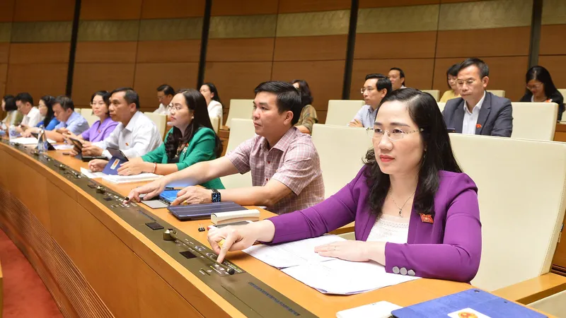 Các đại biểu Quốc hội biểu quyết thông qua Nghị quyết. Ảnh: QUANG PHÚC
