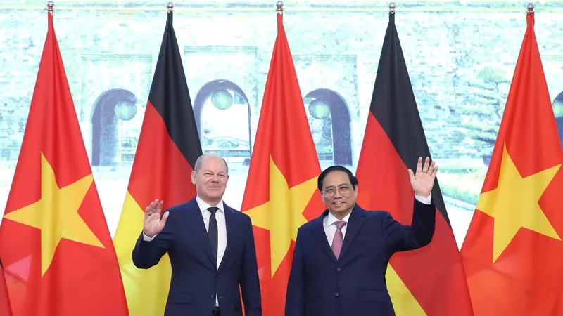 Thủ tướng Phạm Minh Chính và Thủ tướng Đức Olaf Scholz chụp ảnh chung trước cuộc hội đàm, chiều 13-11. Ảnh: QUANG PHÚC