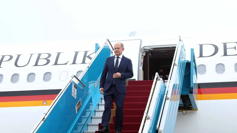 Thủ tướng Cộng hòa Liên bang Đức Olaf Scholz tới sân bay Nội Bài (Hà Nội) bắt đầu chuyến thăm chính thức Việt Nam, chiều 13-11. Ảnh: VIẾT CHUNG