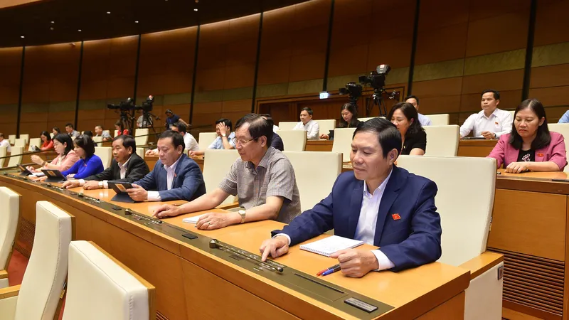 ĐBQH bấm nút thông qua luật chiều 14-11. Ảnh: VIẾT CHUNG