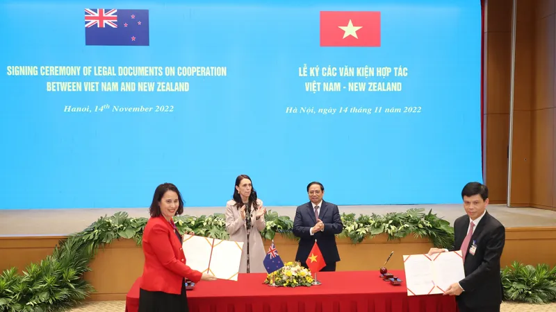 Hai Thủ tướng chứng kiến lễ ký kết văn kiện giữa các bộ ngành. Ảnh: QUANG PHÚC