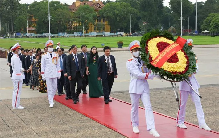 Đoàn lãnh đạo Bộ GD-ĐT viếng Lăng Chủ tịch Hồ Chí Minh, báo công dâng Bác