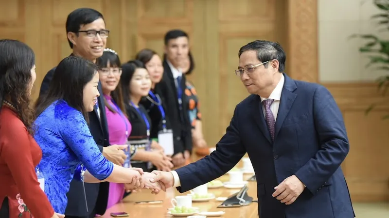 Thủ tướng Phạm Minh Chính gặp gỡ, chúc mừng các nhà giáo tiêu biểu. Ảnh: VIẾT CHUNG