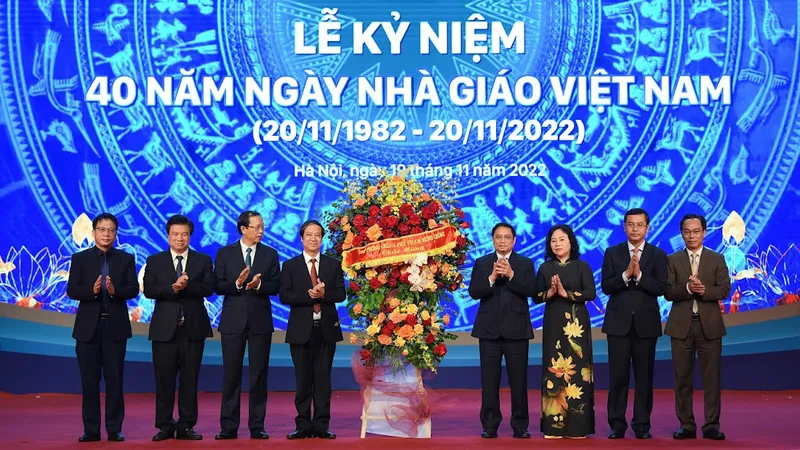 Thủ tướng Phạm Minh Chính tặng hoa chúc mừng các thầy cô giáo nhân kỷ niệm Ngày Nhà giáo Việt Nam
