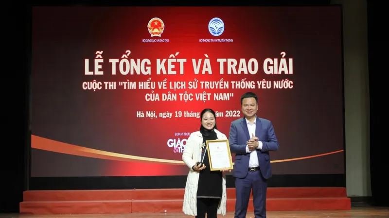 Trao giải cho tác phẩm đoạt giải nhất