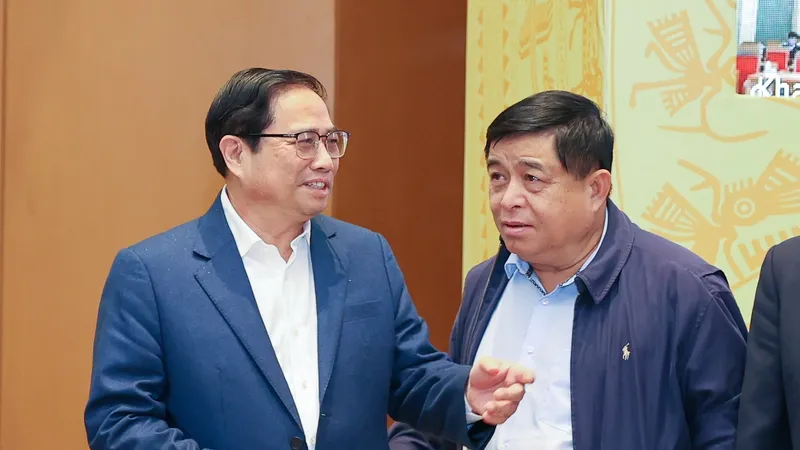Thủ tướng Phạm Minh Chính trao đổi với Bộ trưởng Bộ KH-ĐT Nguyễn Chí Dũng tại hội nghị. Ảnh: VIẾT CHUNG