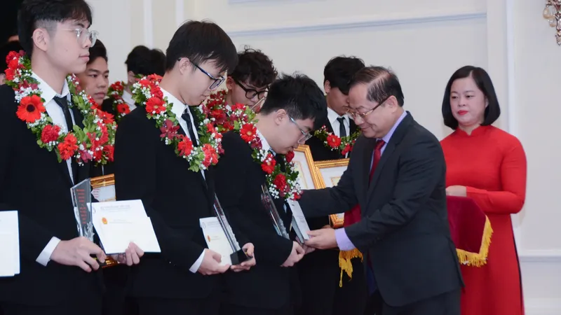 Trao giải cho các học sinh đoạt giải