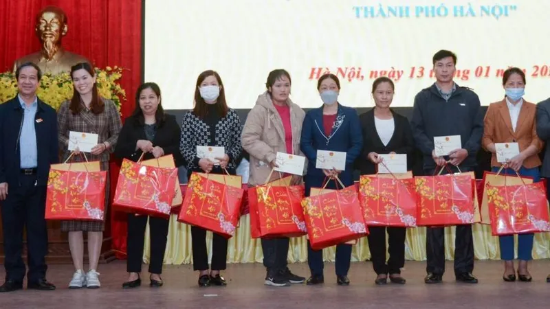 Bộ trưởng Nguyễn Kim Sơn tặng quà, chúc tết giáo viên có hoàn cảnh khó khăn 