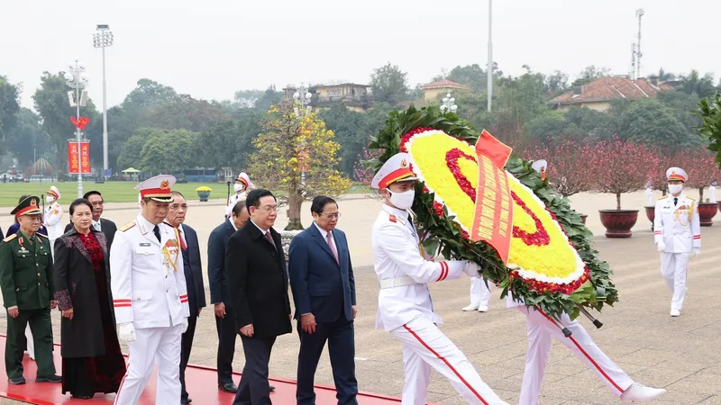Đoàn lãnh đạo Đảng, Nhà nước, MTTQ Việt Nam đặt vòng hoa, vào Lăng viếng Chủ tịch Hồ Chí Minh, sáng 19-1. Ảnh: VIẾT CHUNG