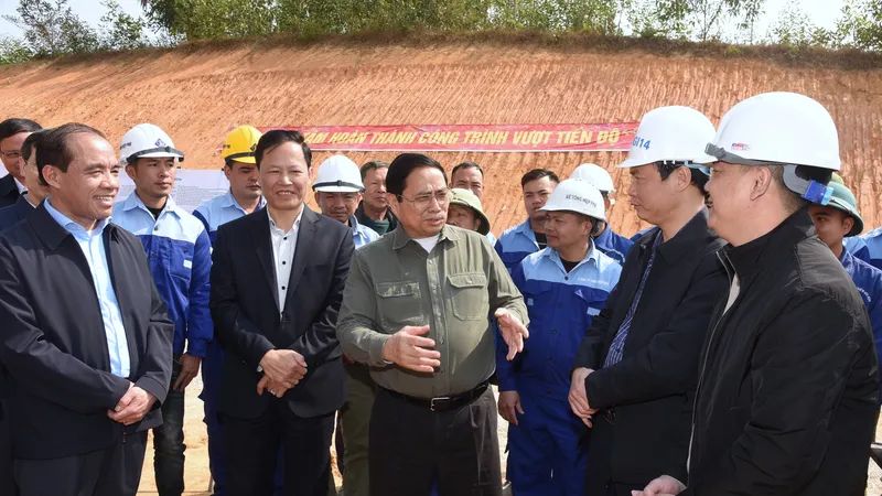 Thủ tướng thăm, chúc tết cán bộ, công nhân viên tham gia dự án. Ảnh: VIẾT CHUNG