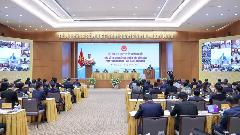 Hội nghị trực tuyến toàn quốc “Tháo gỡ và thúc đẩy thị trường bất động sản phát triển an toàn, lành mạnh, bền vững”. Ảnh: VIẾT CHUNG
