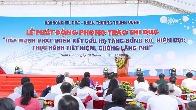 Thủ tướng Phạm Minh Chính phát động phong trào thi đua đẩy mạnh phát triển kết cấu hạ tầng đồng bộ, hiện đại. Ảnh: VIẾT CHUNG