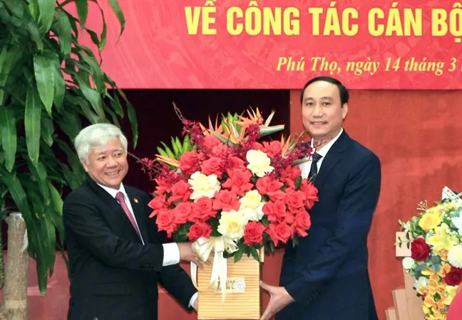 Chủ tịch Ủy ban Trung ương MTTQ Việt Nam Đỗ Văn Chiến (trái) chúc mừng đồng chí Phùng Khánh Tài