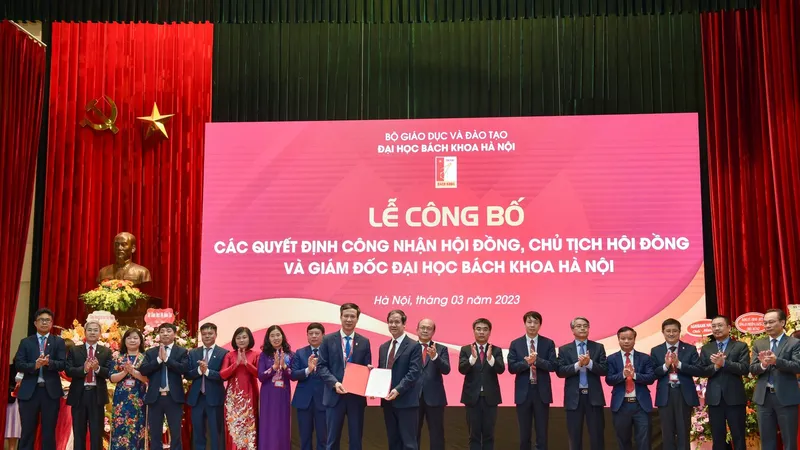 Bộ trưởng Nguyễn Kim Sơn trao quyết định công nhận Hội đồng Đại học Đại học Bách khoa Hà Nội nhiệm kỳ 2020-2025