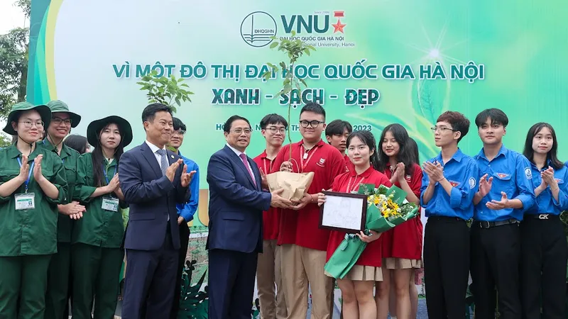 Thủ tướng trao tặng 5.000 cây xanh cho ĐHQG Hà Nội