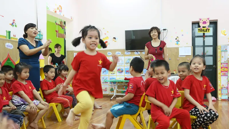 Giáo viên dạy trẻ tại Trường mầm non May 10, quận Long Biên, Hà Nội. Ảnh: QUANG PHÚC